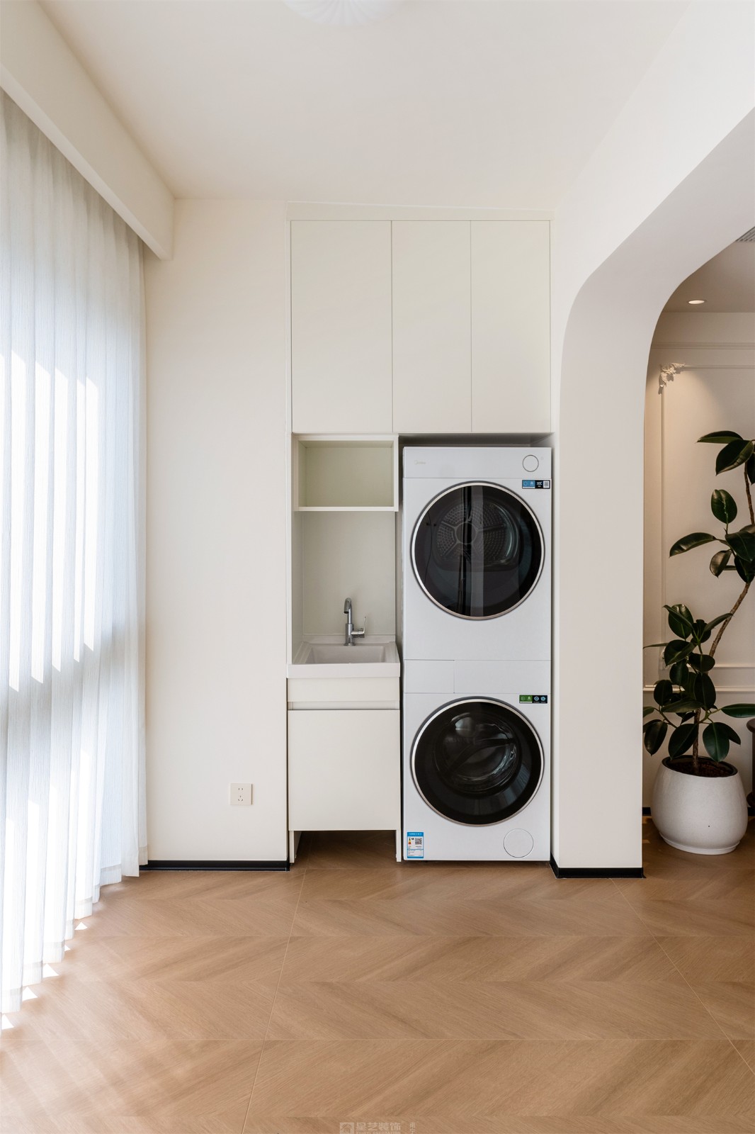 東方尊府118平中古風(fēng)陽臺(tái)裝修完工實(shí)景圖